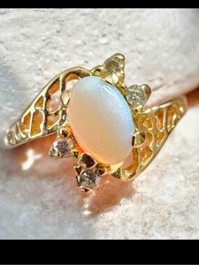 14K Vintage Solid Yellow Gold “Natural Opal” Ring w/ Real Diamond Accents.
Sz 4